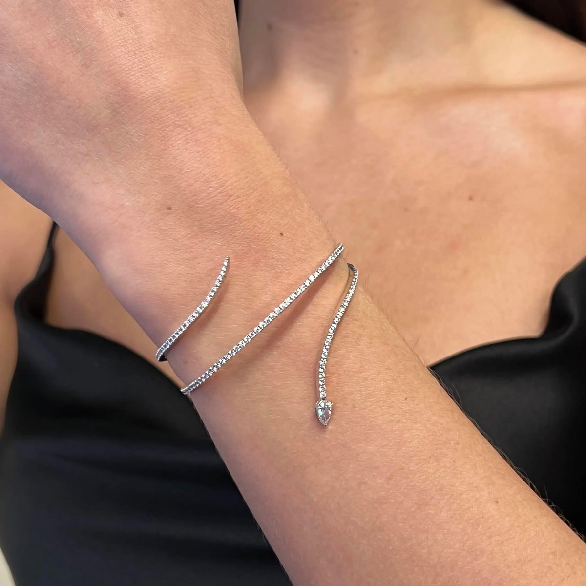 Messika Snake Skinny Armspange 18 Kt Weissgold mit Diamanten 05335-WG (Grösse M)