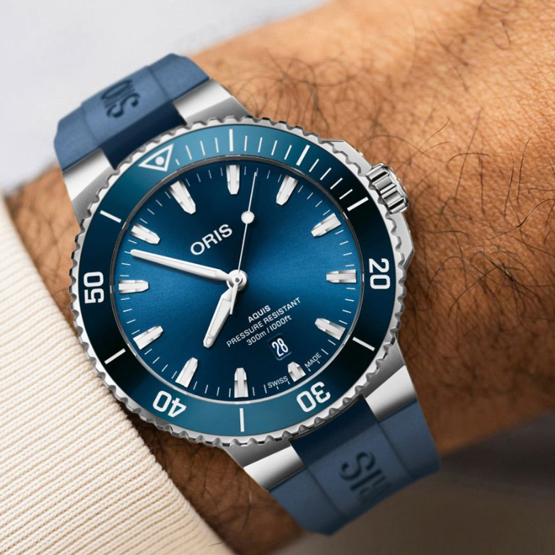 Oris Aquis Date 43.5mm Blau / Kautschuk