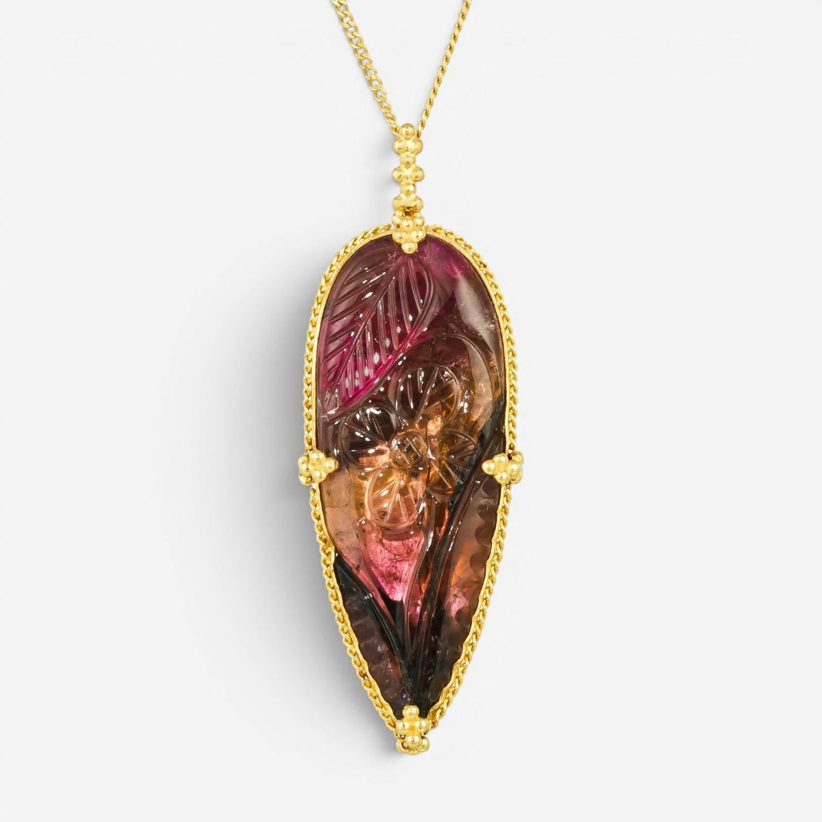 Amáli Unikat Anhänger mit Kette 18 Kt Gelbgold mit geschnitztem Turmalin 26,63 ct N-2717-TOUR