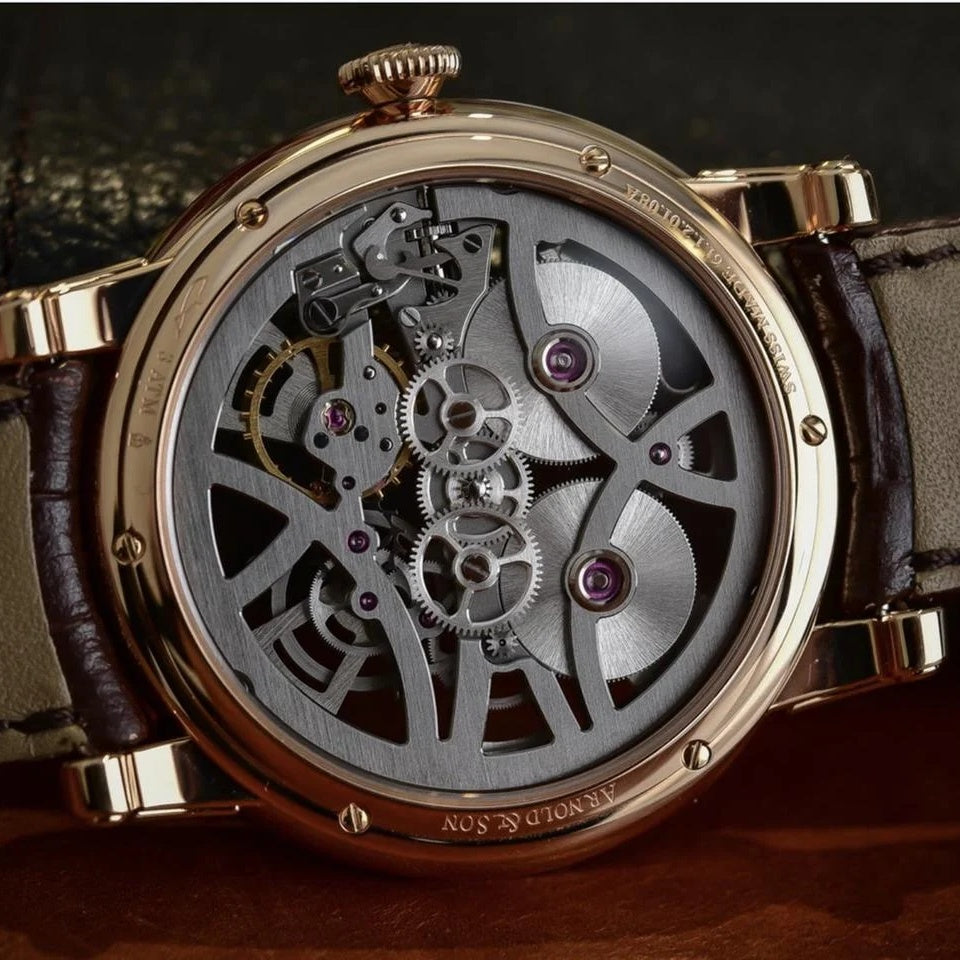 Arnold & Son Nebula 41.5mm Rotgold – Saphirglasboden mit Kaliber A&S5101