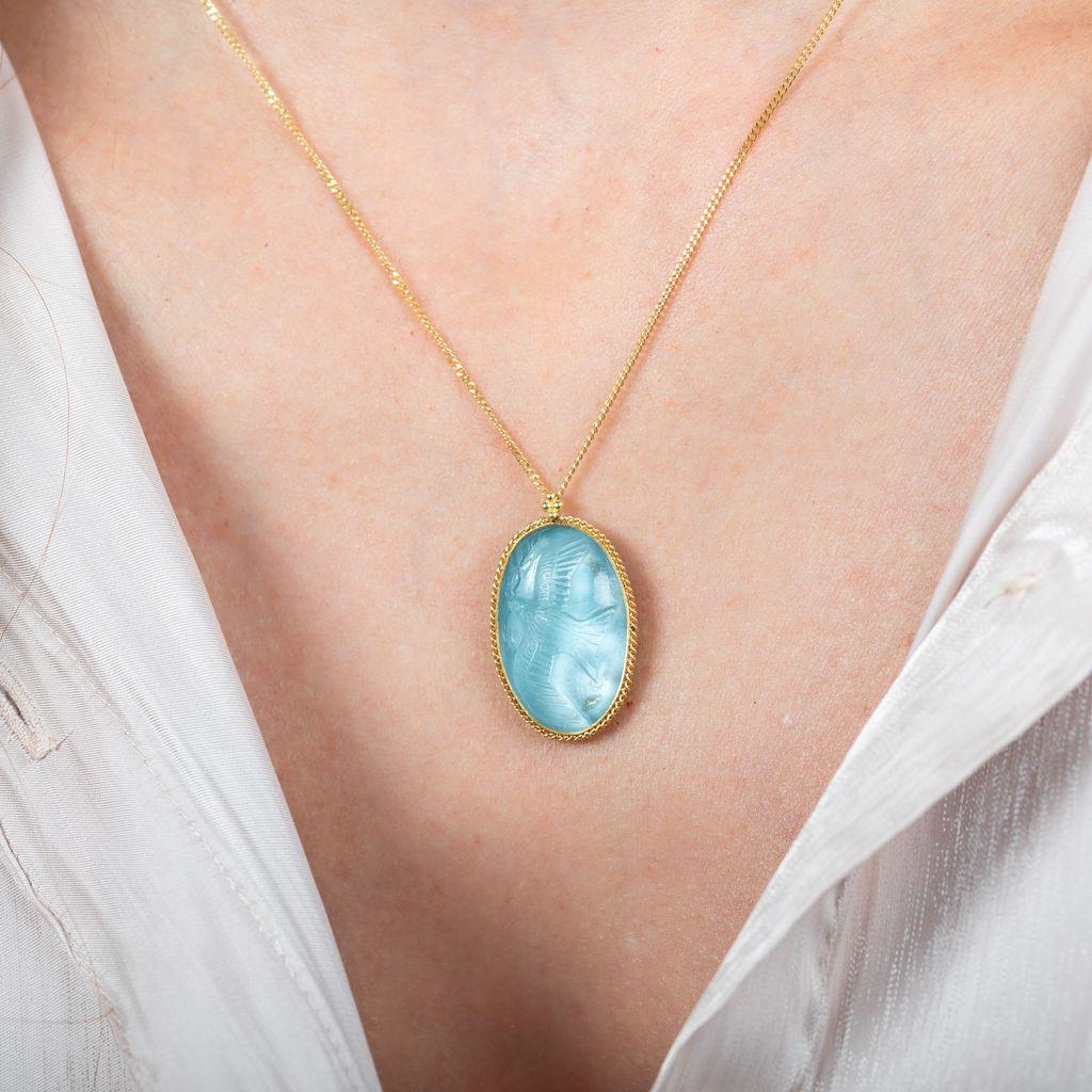Amáli Unikat Anhänger mit Kette 18 Kt Gelbgold mit geschnitztem Aquamarin 16,74 ct N-3547-AQ