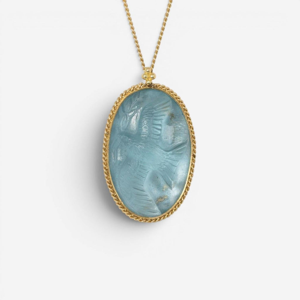 Amáli Unikat Anhänger mit Kette 18 Kt Gelbgold mit geschnitztem Aquamarin 16,74 ct N-3547-AQ