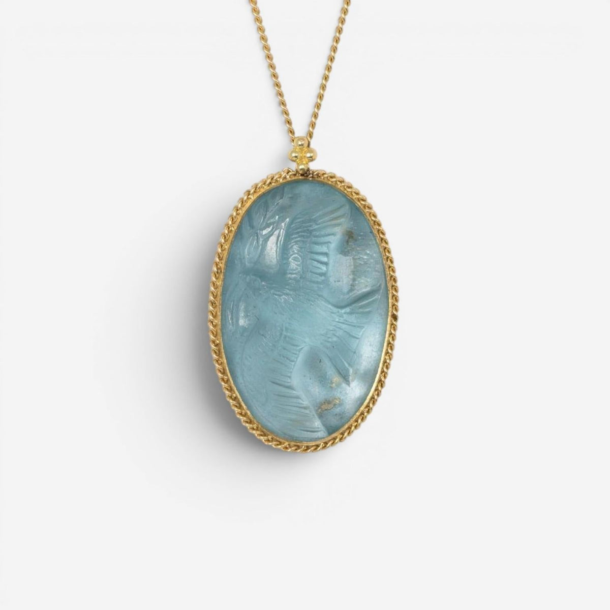 Amáli Unikat Anhänger mit Kette 18 Kt Gelbgold mit geschnitztem Aquamarin 16,74 ct N-3547-AQ